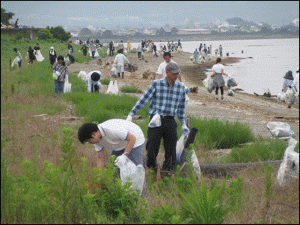 吉富海岸での清掃活動