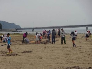 行橋市立今元小学校５,６年生による長井の浜の清掃活動