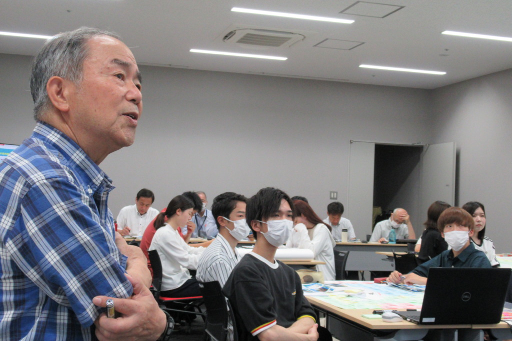 松田名誉教授の講話を聞く学生たち